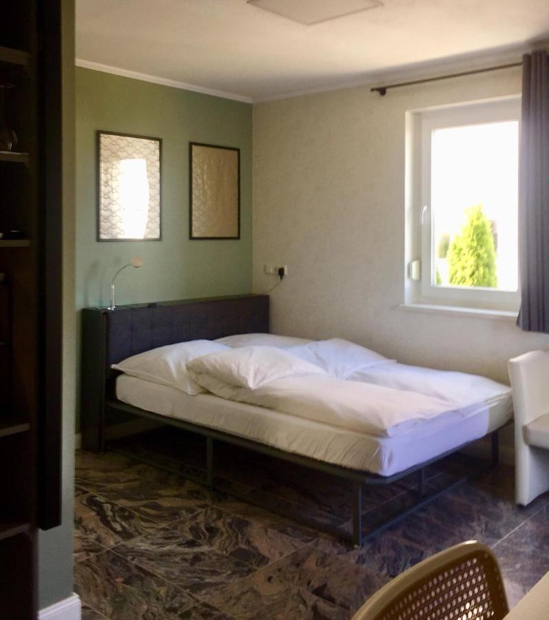 Neues Zimmerapartment Mit Bad Neckarwestheim Exterior foto